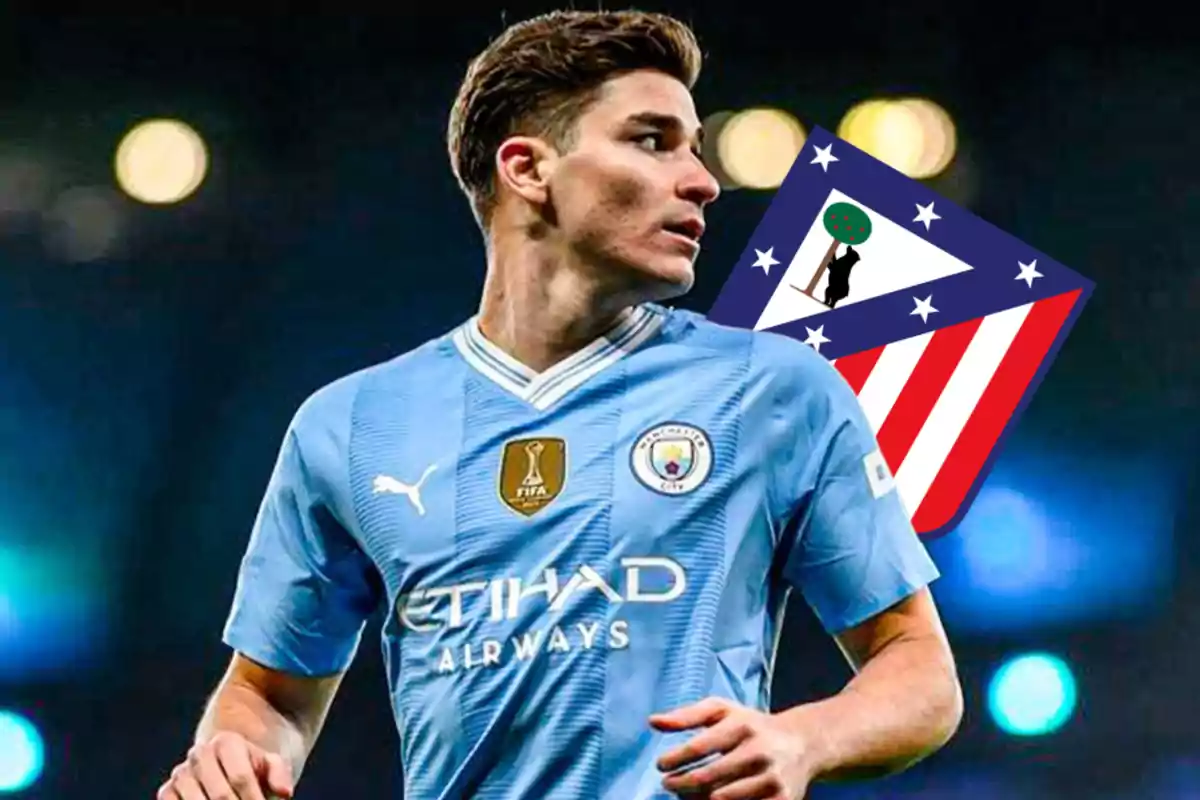 Un jugador de fútbol con la camiseta del Manchester City y el escudo del Atlético de Madrid en el fondo.