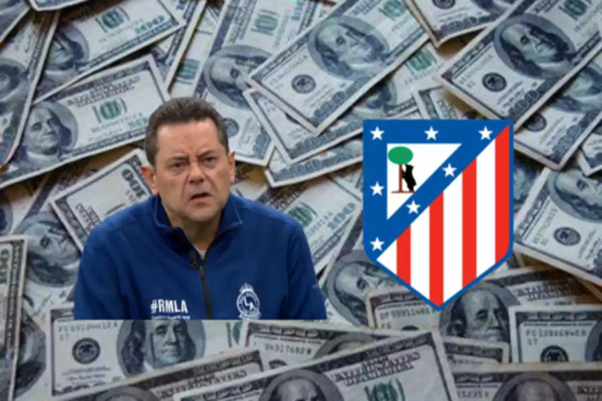 Un hombre con una chaqueta azul aparece frente a un fondo de billetes de cien dólares y al lado del escudo del Atlético de Madrid.