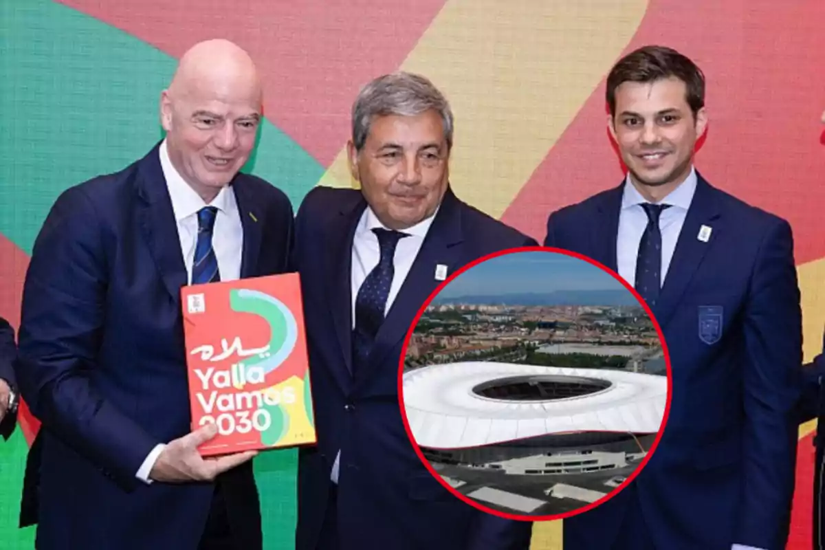 Tres hombres en trajes formales posan para una foto, uno de ellos sostiene un cartel que dice "Yalla Vamos 2030"; en la esquina inferior derecha hay una imagen circular de un estadio.