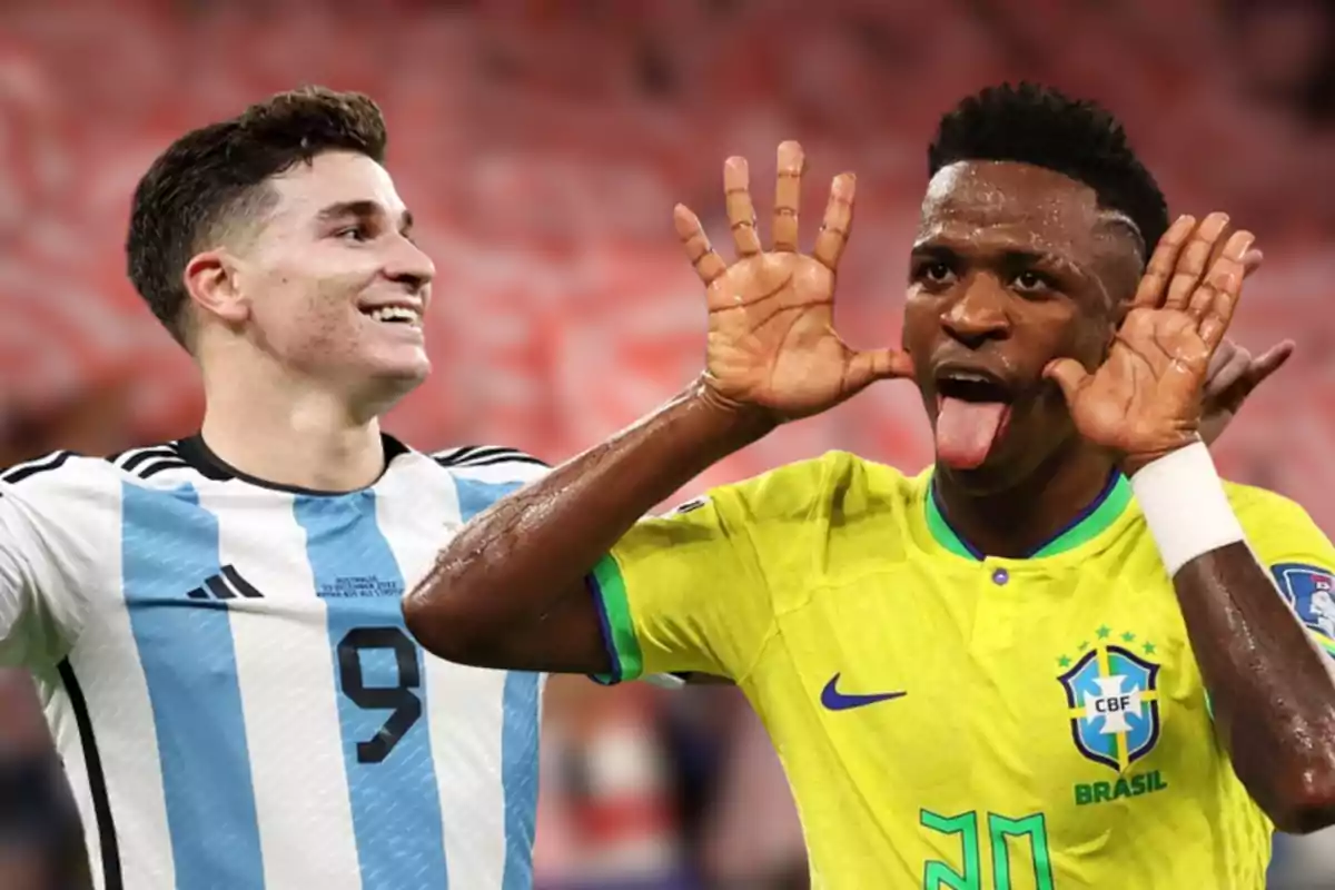 Dos jugadores de fútbol, uno con la camiseta de Argentina y otro con la camiseta de Brasil, celebran en el campo.