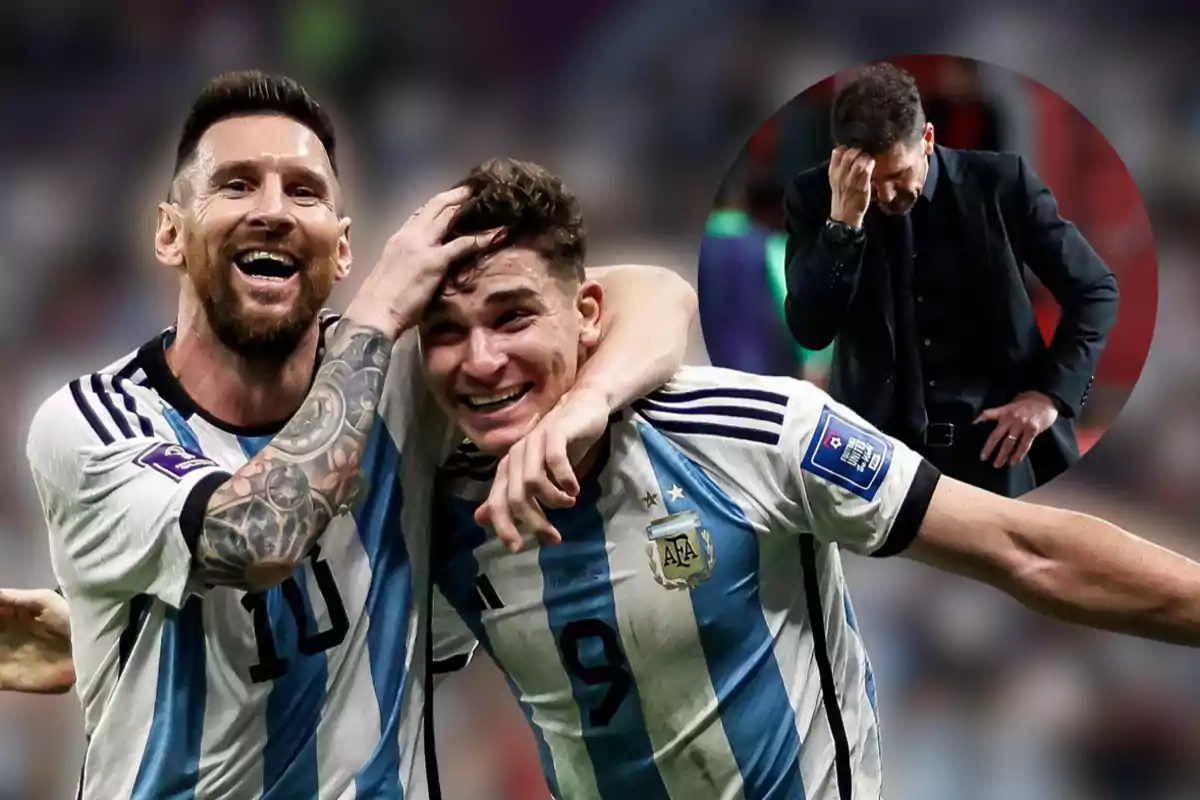 Dos jugadores de fútbol de la selección argentina celebran un gol mientras un entrenador se muestra preocupado en el fondo.