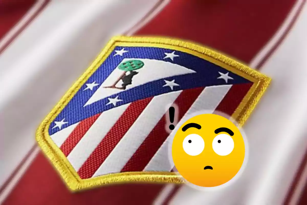 Escudo de un equipo de fútbol sobre un fondo a rayas rojas y blancas con un emoji sorprendido superpuesto.