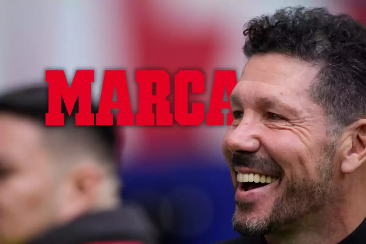 Un hombre sonriente con el logo de Marca en el fondo.