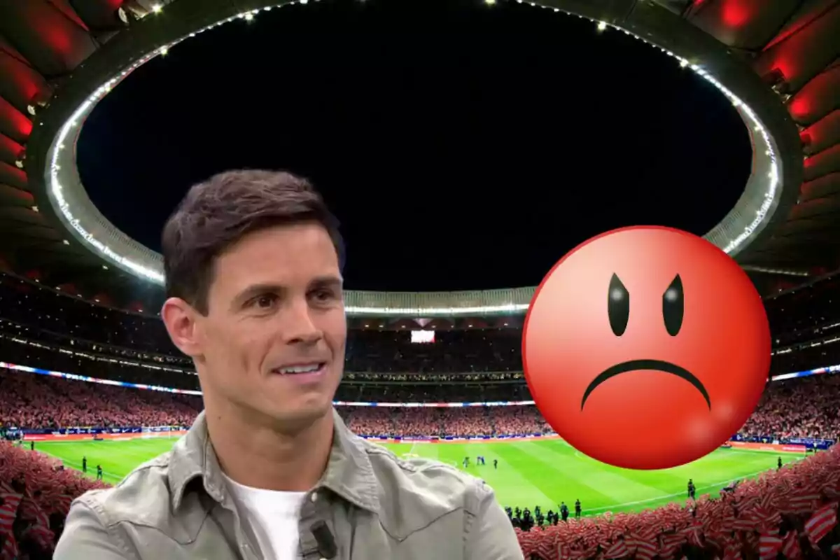 Un hombre sonriente en un estadio de fútbol con un emoji de cara enojada superpuesto.