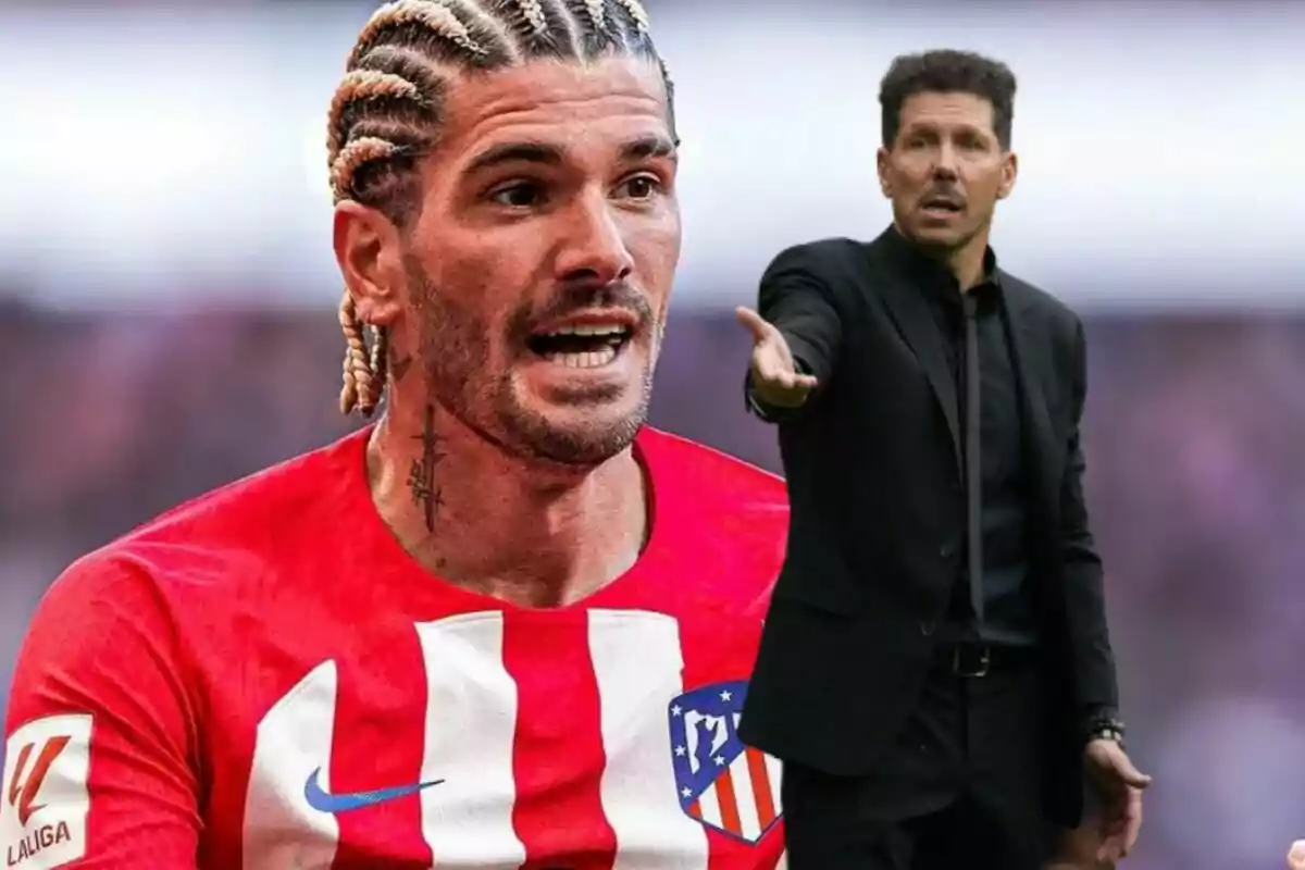 Un jugador de fútbol con trenzas y camiseta del Atlético de Madrid junto a un entrenador gesticulando.