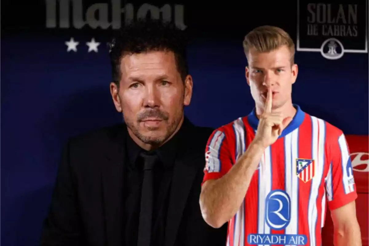 Dos hombres, uno con traje negro y otro con uniforme de fútbol del Atlético de Madrid, posan frente a un fondo oscuro con logotipos.