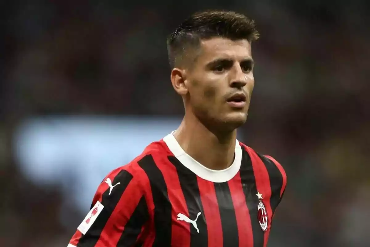 Jugador de fútbol con camiseta del AC Milan en el campo de juego.