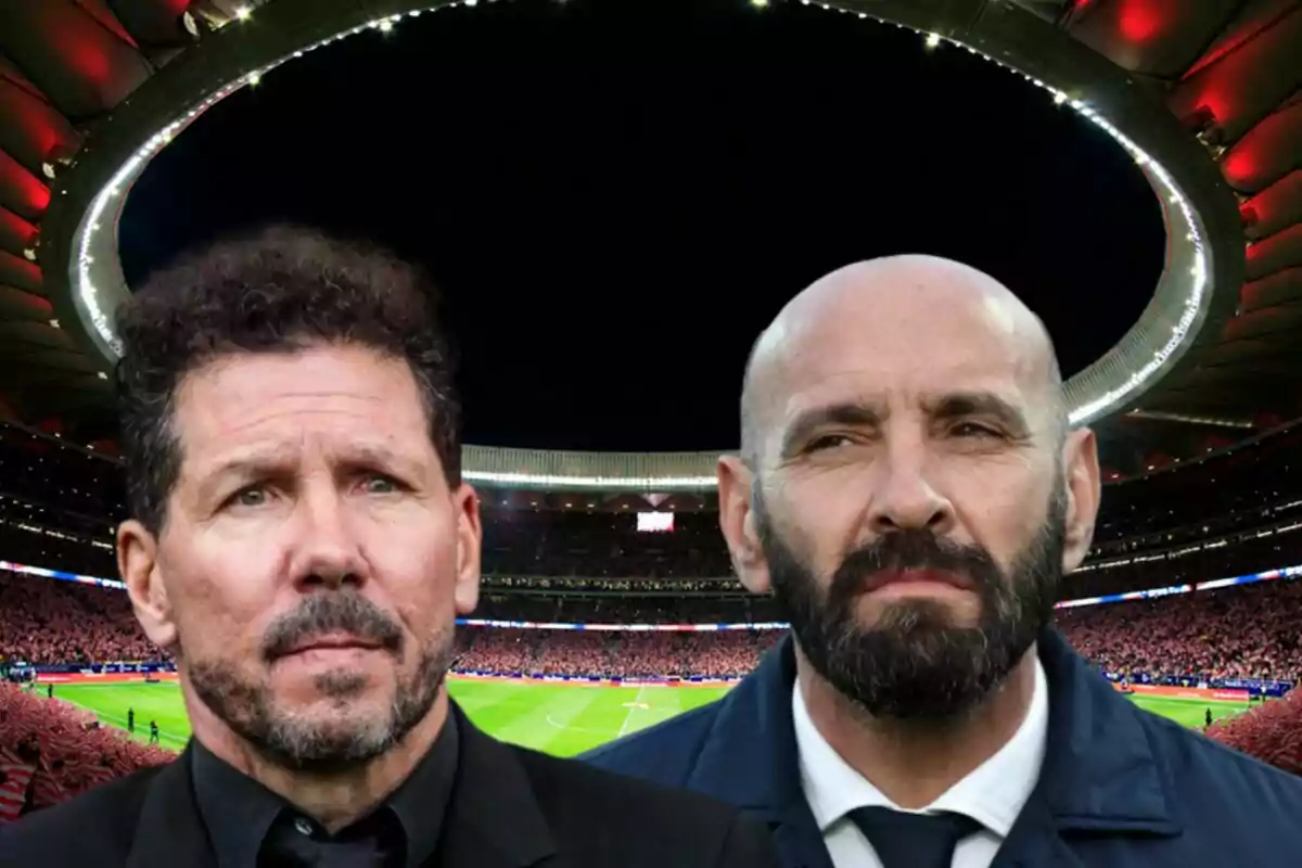 Dos hombres con expresión seria en primer plano, con un estadio de fútbol lleno de espectadores como fondo.