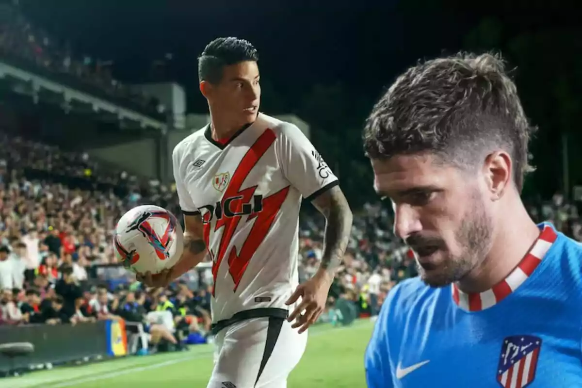 Dos jugadores de fútbol en el campo, uno con uniforme blanco y rojo sosteniendo un balón y el otro con uniforme azul, con una multitud de espectadores en el fondo.