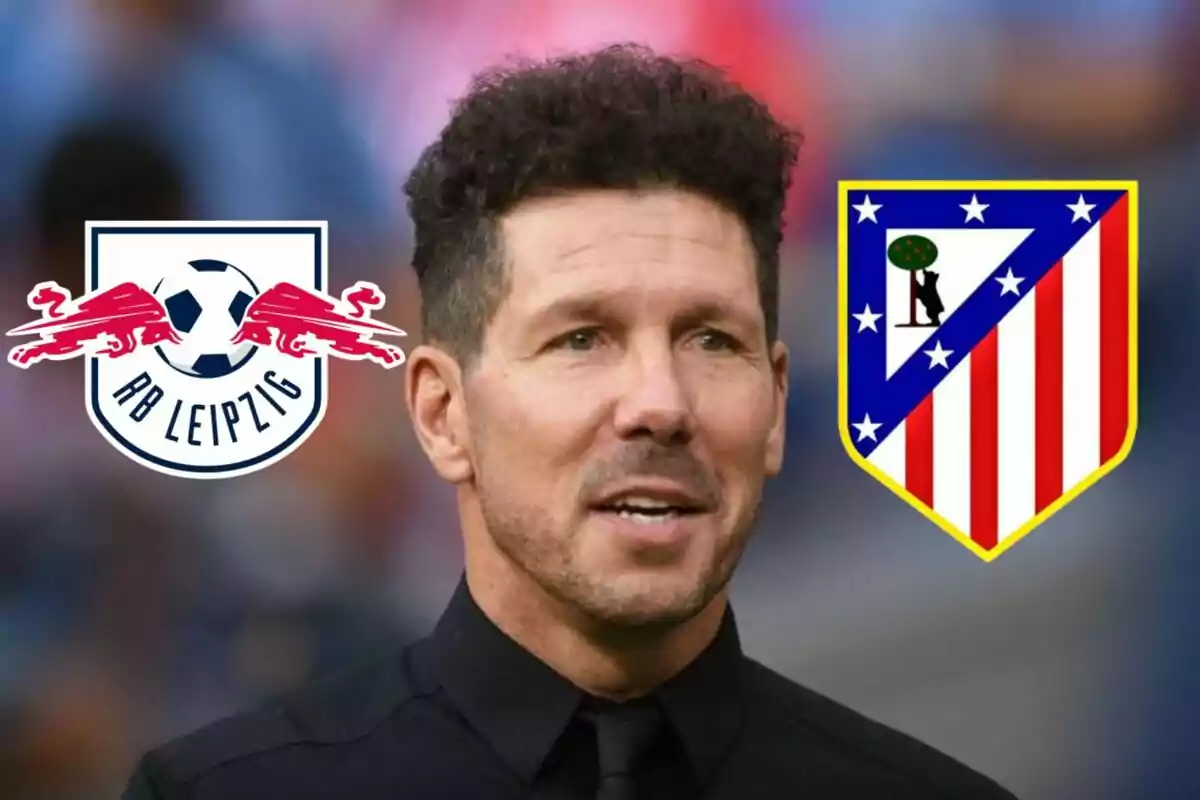 Un hombre con cabello rizado y barba, vestido con una camisa negra y corbata, aparece entre los logotipos de los equipos de fútbol RB Leipzig y Atlético de Madrid.