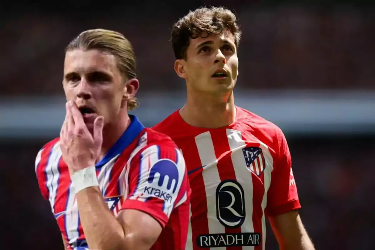 Dos jugadores de fútbol con la camiseta del Atlético de Madrid.