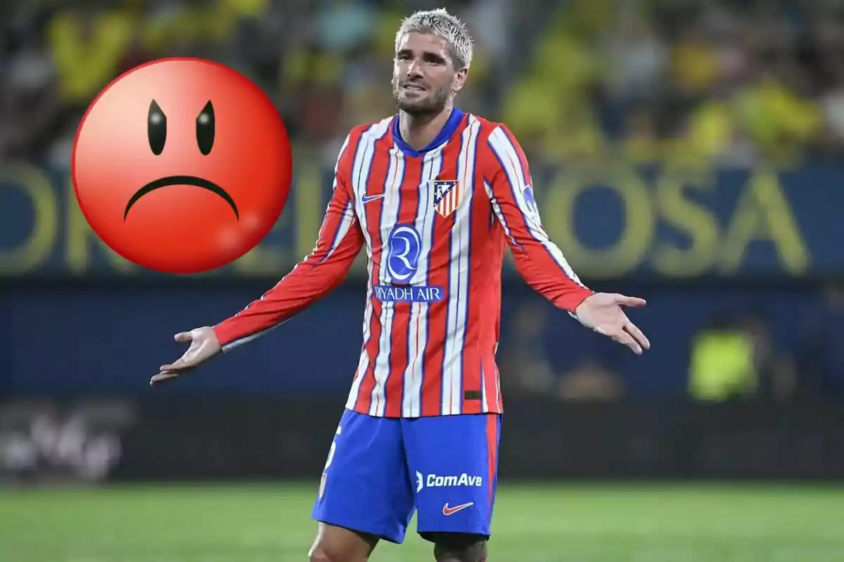 Un jugador de fútbol con el uniforme del Atlético de Madrid parece frustrado en el campo, mientras un emoji de cara triste se superpone a la imagen.