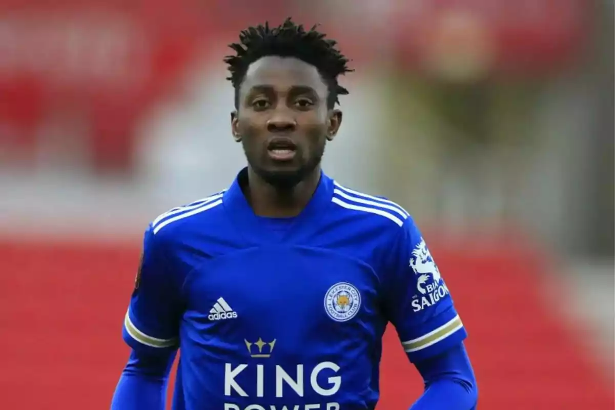 Un jugador de fútbol con uniforme azul del Leicester City en el campo.