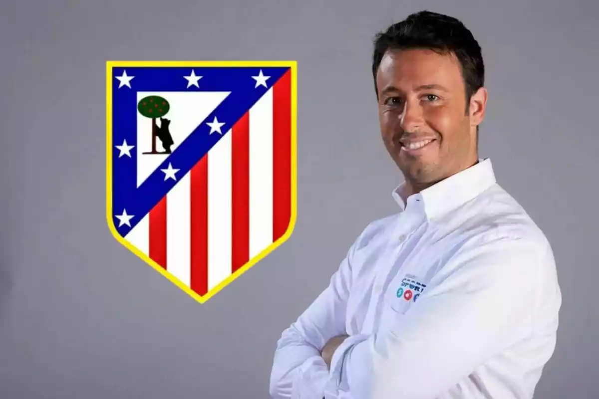 Hombre con camisa blanca sonriendo junto al escudo del Atlético de Madrid.