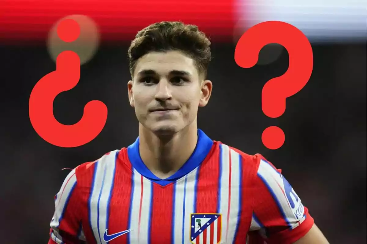 Un jugador de fútbol con la camiseta del Atlético de Madrid, acompañado de dos signos de interrogación grandes y rojos a su alrededor.