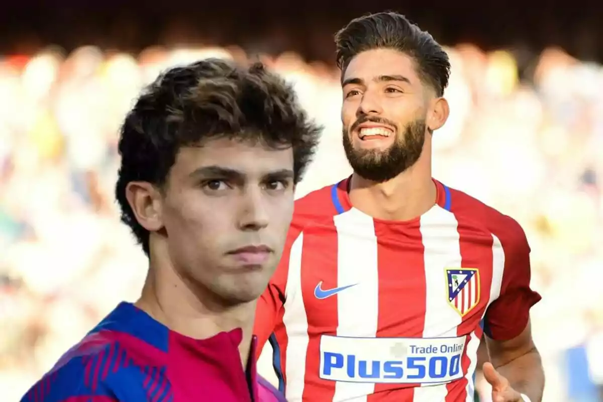 Dos jugadores de fútbol, uno con la camiseta del FC Barcelona y otro con la camiseta del Atlético de Madrid, en un estadio.