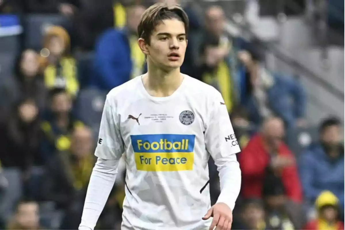 Un jugador de fútbol con una camiseta blanca que dice 