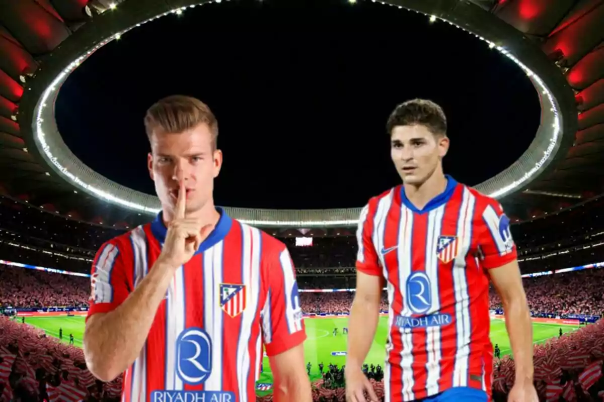 Dos jugadores de fútbol con el uniforme del Atlético de Madrid en un estadio lleno de aficionados.