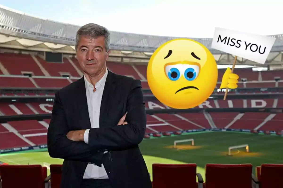 Hombre de traje en un estadio de fútbol con un emoji triste sosteniendo un cartel que dice "MISS YOU".