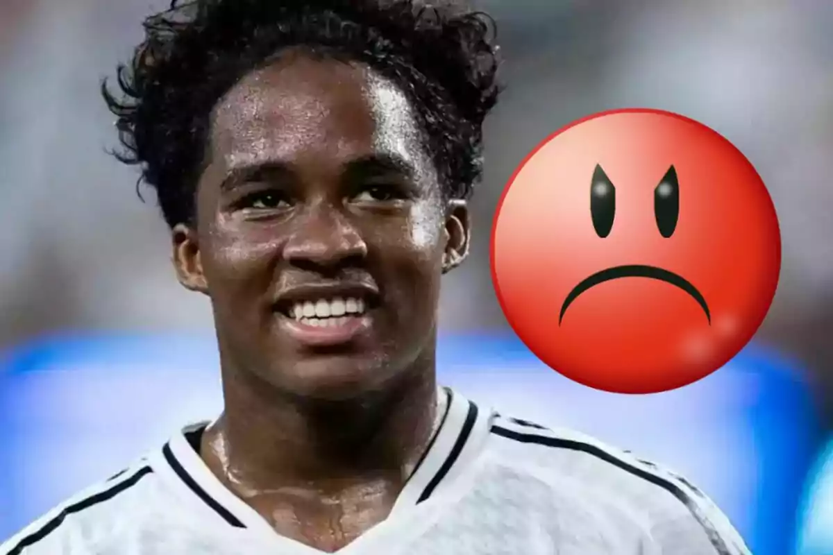 Un jugador de fútbol sonriente con un emoji de cara triste superpuesto.