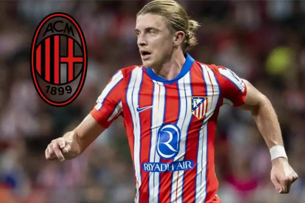 Un jugador de fútbol con el uniforme del Atlético de Madrid y el logo del AC Milan en el fondo.