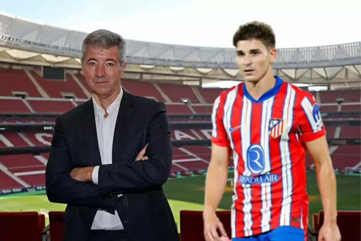 Un hombre de traje y un jugador de fútbol con el uniforme del Atlético de Madrid posan en un estadio vacío.