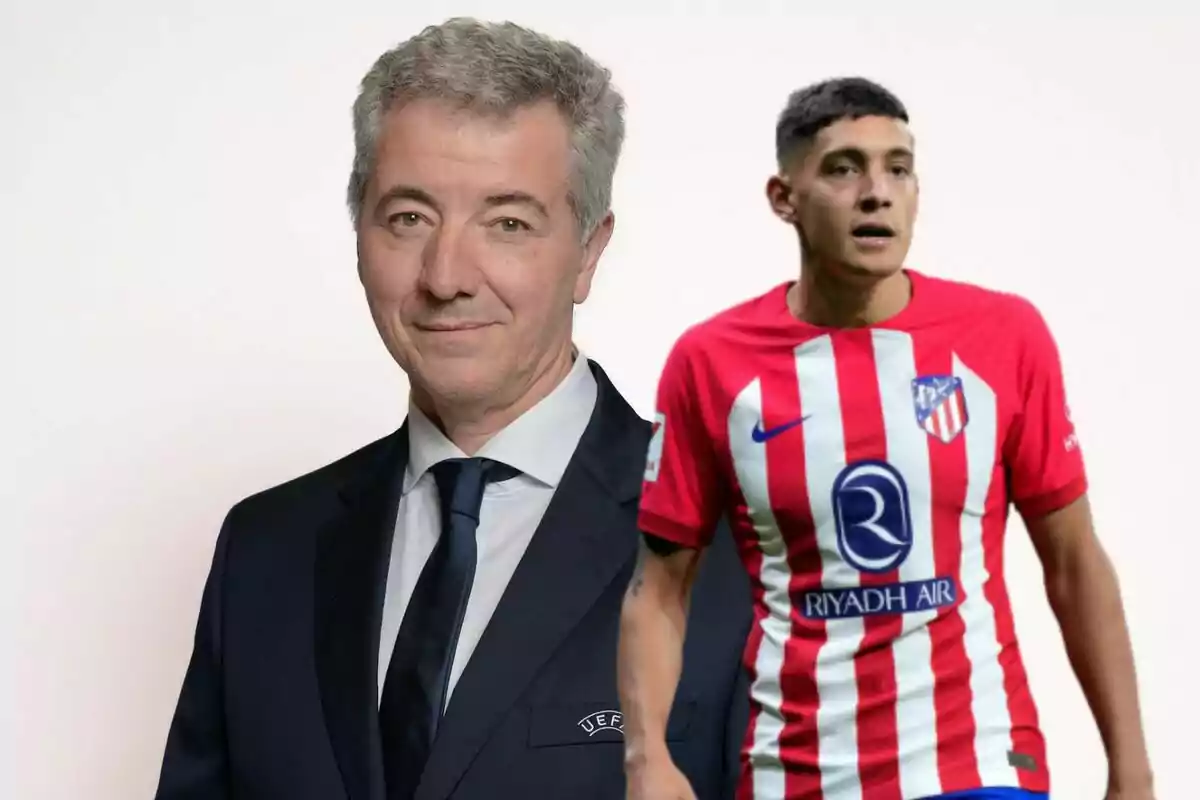 Un hombre con traje y corbata junto a un jugador de fútbol con el uniforme del Atlético de Madrid.