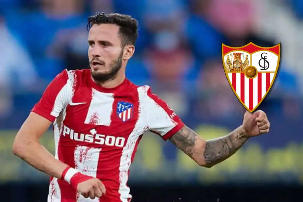 Jugador de fútbol con uniforme del Atlético de Madrid y escudo del Sevilla FC.