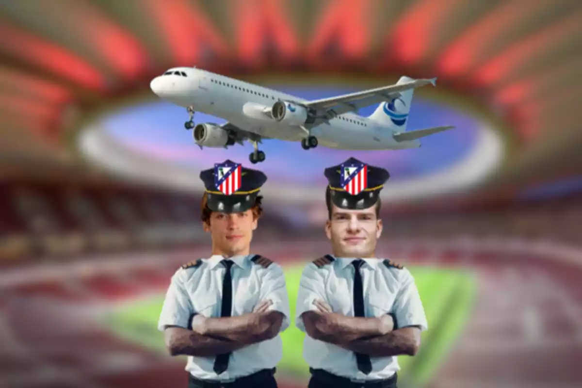 Dos pilotos con uniformes y gorras del Atlético de Madrid están de pie con los brazos cruzados, mientras un avión vuela sobre ellos en un estadio con luces rojas y verdes.