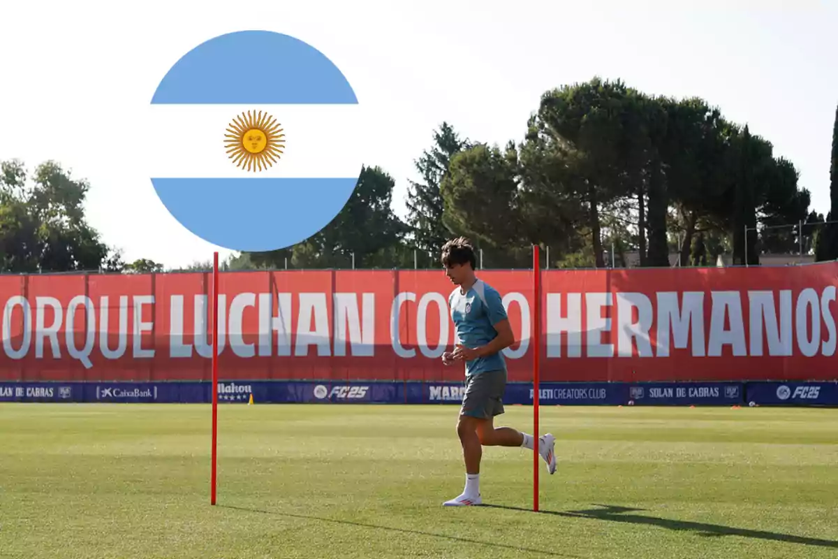 Un jugador de fútbol entrenando en un campo con una bandera de Argentina superpuesta y un cartel de fondo que dice "PORQUE LUCHAN COMO HERMANOS".