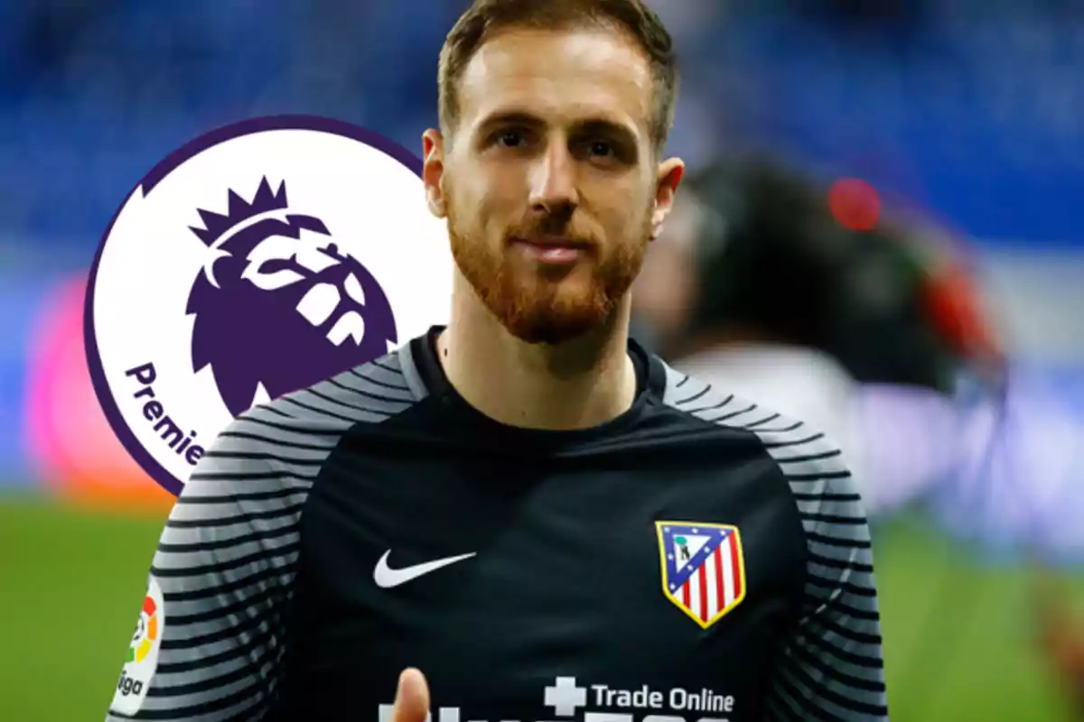 Portero del Atlético de Madrid con el logo de la Premier League de fondo.