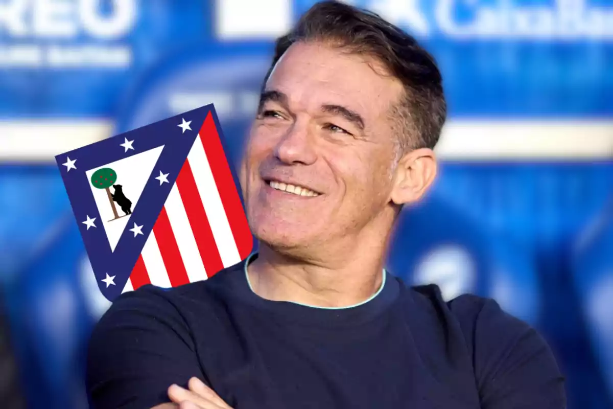 Un hombre sonriente con el escudo del Atlético de Madrid en el fondo.