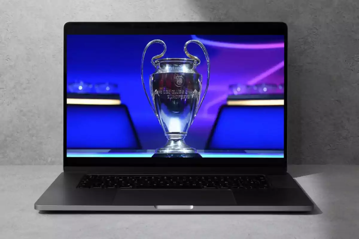 Una computadora portátil mostrando una imagen del trofeo de la Liga de Campeones de la UEFA en su pantalla.