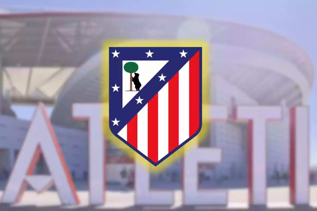 Escudo del Atlético de Madrid sobre un fondo del estadio Wanda Metropolitano.