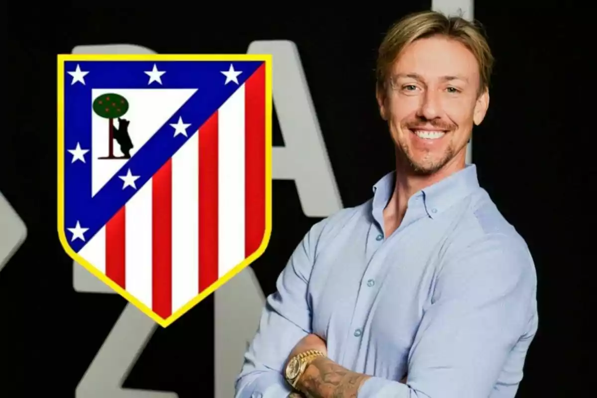 Hombre sonriendo con camisa azul claro y reloj dorado, junto al escudo del Atlético de Madrid.