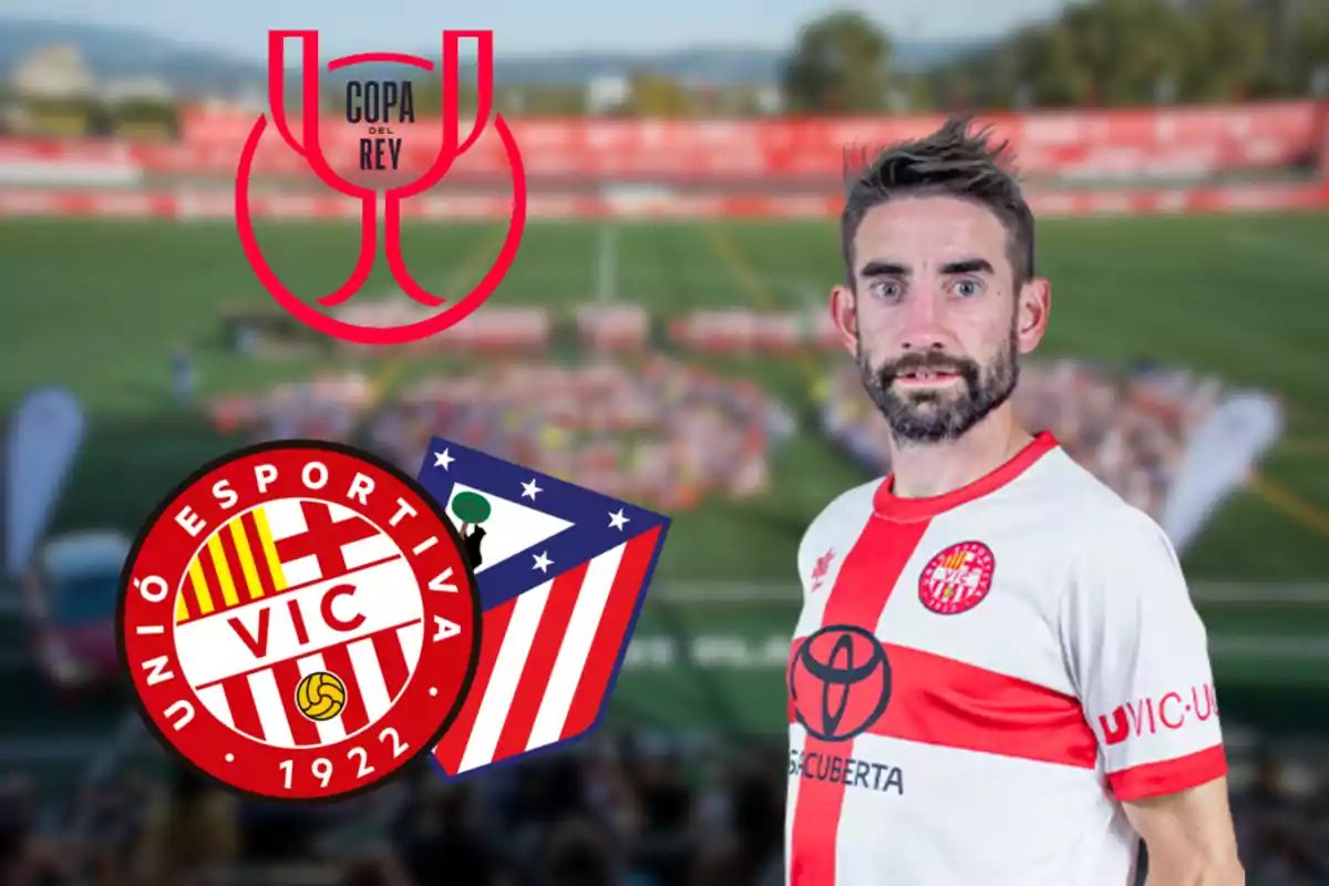 Un jugador de fútbol con la camiseta de la Unió Esportiva Vic está en un campo de fútbol, con los logotipos de la Copa del Rey, la Unió Esportiva Vic y el Atlético de Madrid superpuestos.