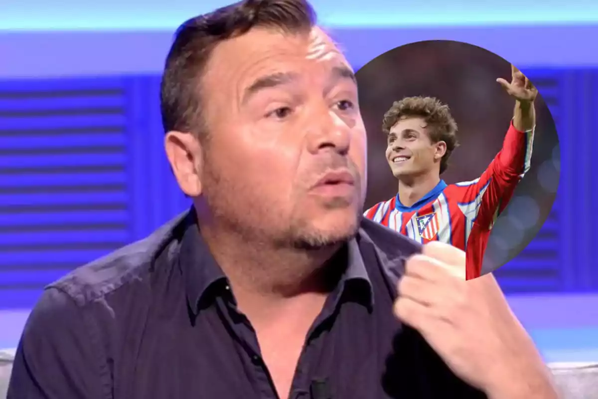 Un hombre hablando en un programa de televisión con la imagen de un jugador de fútbol del Atlético de Madrid en un círculo superpuesto.