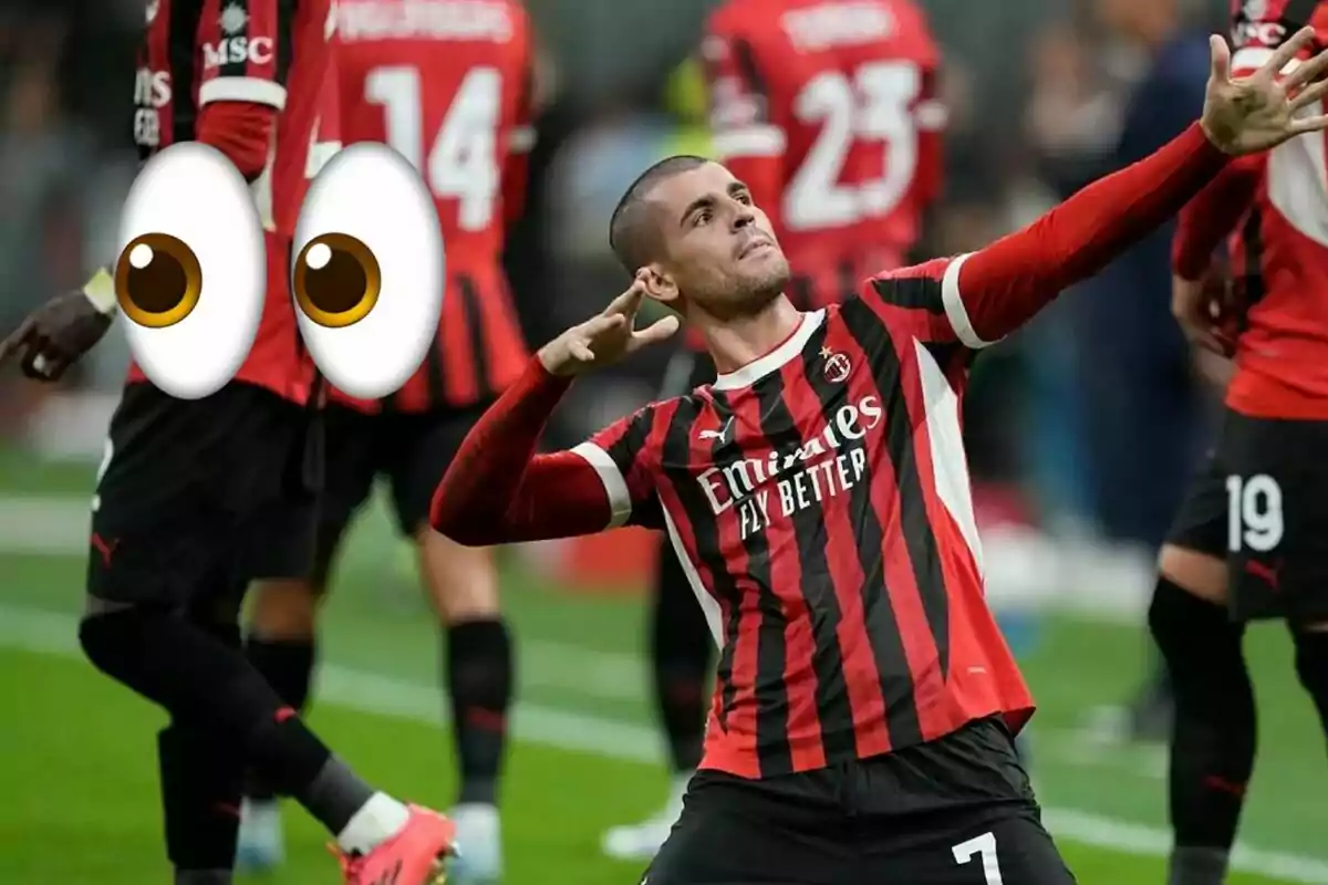 Un jugador de fútbol celebrando en el campo con una camiseta de rayas rojas y negras, mientras otros jugadores están en el fondo y un emoji de ojos grandes está superpuesto en la imagen.