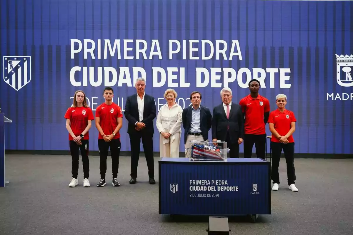 Personas posando frente a un cartel que dice "Primera Piedra Ciudad del Deporte 2 de julio de 2024" con los logotipos del Atlético de Madrid y del Ayuntamiento de Madrid.