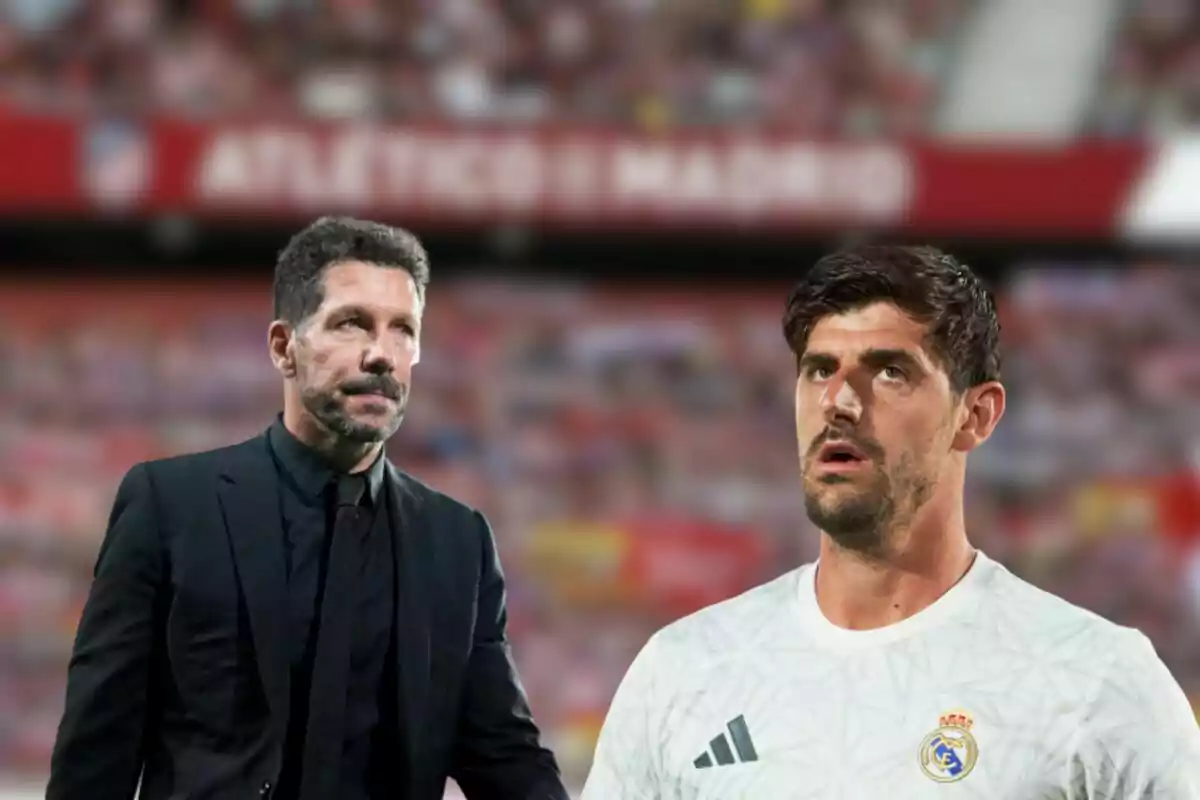 Un entrenador y un jugador de fútbol en un estadio con el cartel de Atlético de Madrid de fondo.