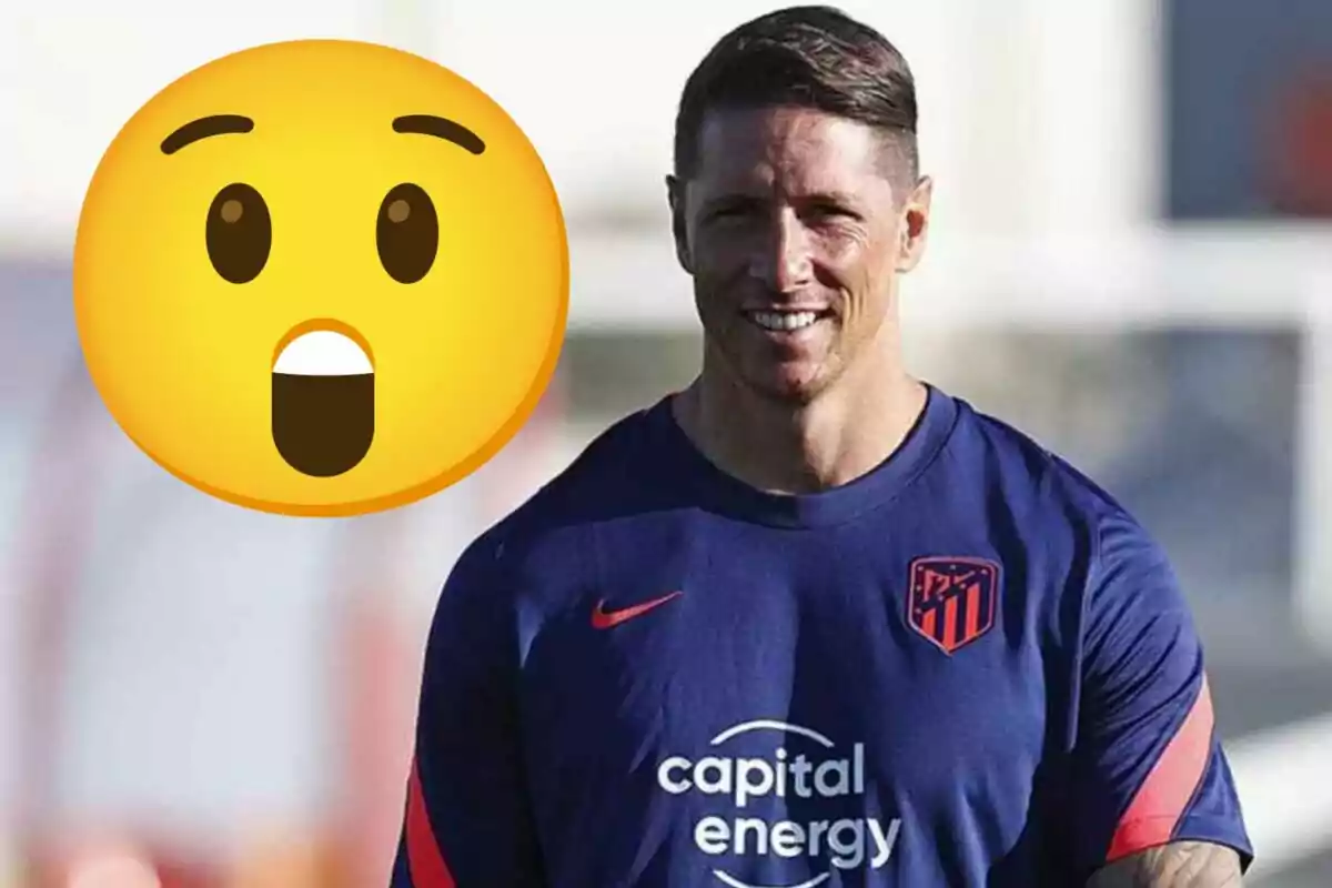 Un hombre con una camiseta de entrenamiento azul del Atlético de Madrid y un emoji sorprendido al lado.