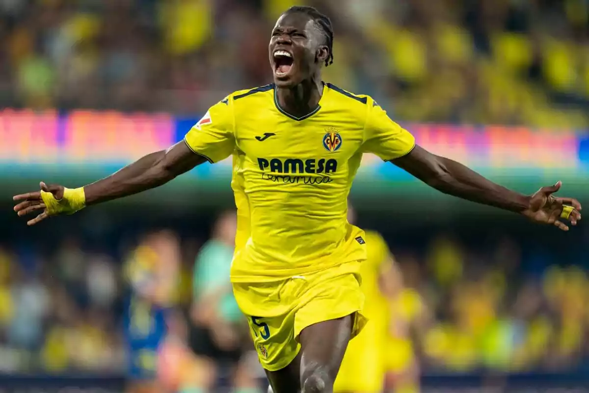 Football player celebrating a goal in the yellow uniform of Villarreal CF.