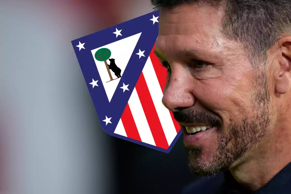 Hombre sonriente con barba y el escudo del Atlético de Madrid superpuesto.