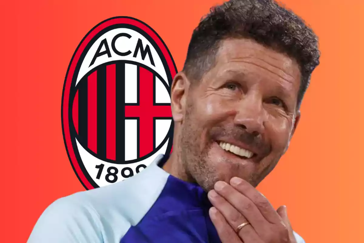 Un hombre sonriente con el logo del AC Milan de fondo.