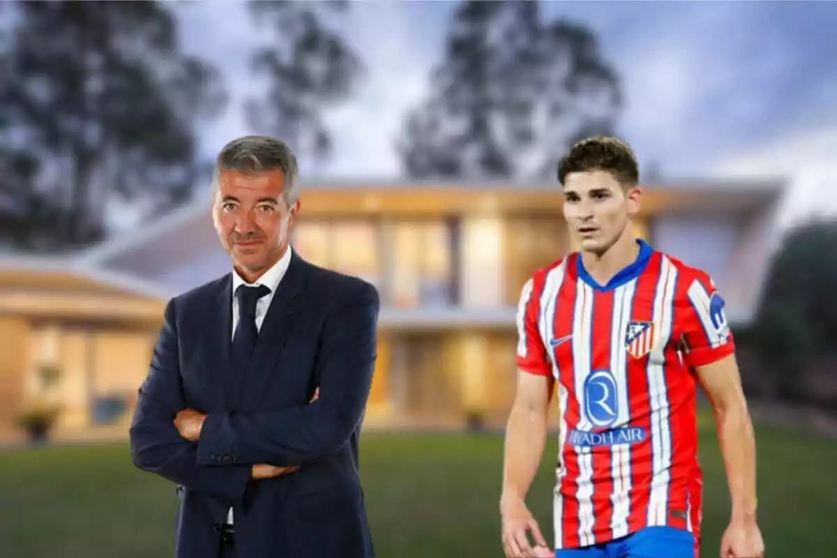 Un hombre de traje y corbata con los brazos cruzados y un jugador de fútbol con el uniforme del Atlético de Madrid posan frente a una casa moderna desenfocada.