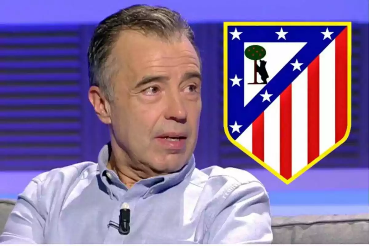 Un hombre con camisa clara está sentado en un estudio de televisión con el escudo del Atlético de Madrid al fondo.