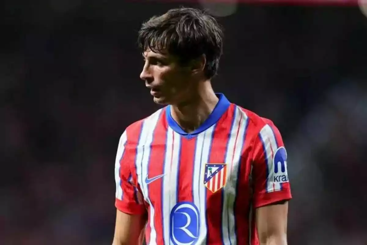 Un jugador de fútbol con la camiseta del Atlético de Madrid en el campo.