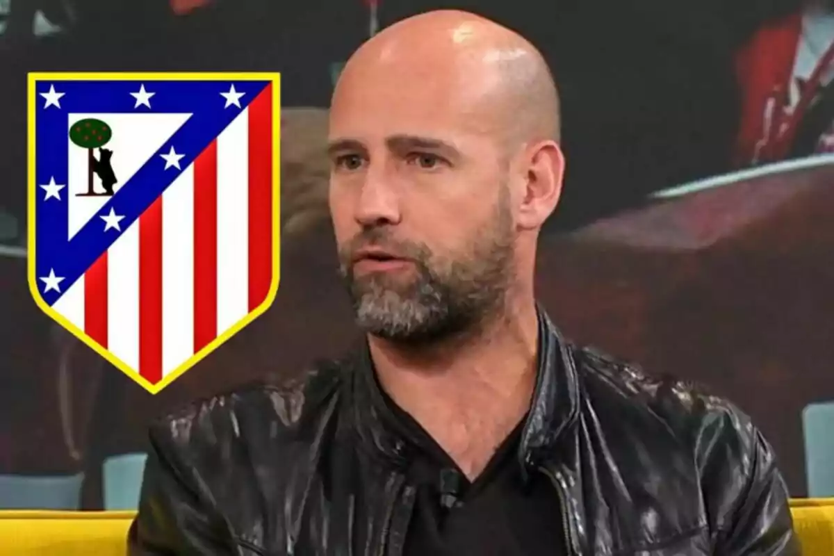 Un hombre con chaqueta de cuero negro aparece junto al escudo del Atlético de Madrid.