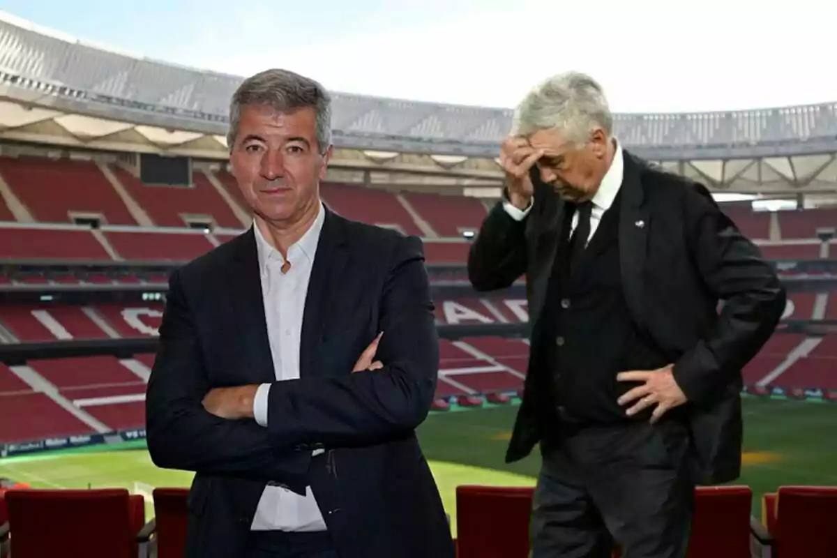 Dos hombres en un estadio de fútbol, uno de ellos con los brazos cruzados y el otro con la mano en la frente.