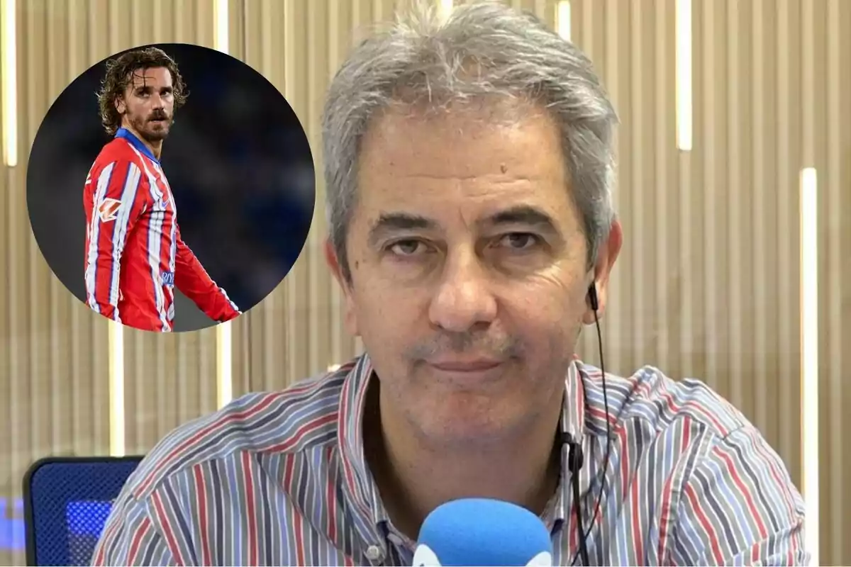 Un hombre con camisa de rayas frente a un micrófono con una imagen circular de un futbolista en uniforme rojo y blanco.